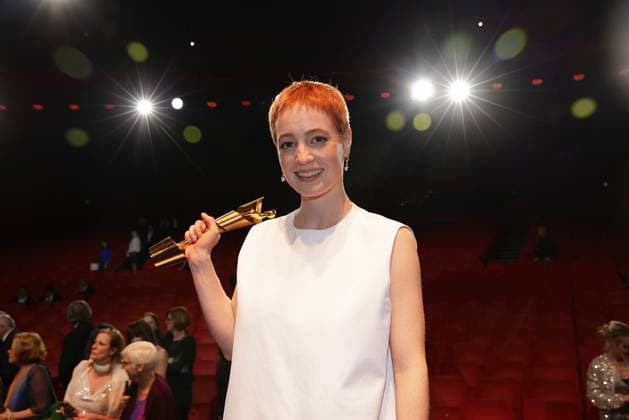 Leonie Benensch, die Gewinnerin mit ihrer Lola Statue bei der Deutscher Filmpreis Verleihung am 9.05.2025 in Berlin Deutscher Filmpreis 2025 in Berlin - Gewinner bei der Aftershowparty