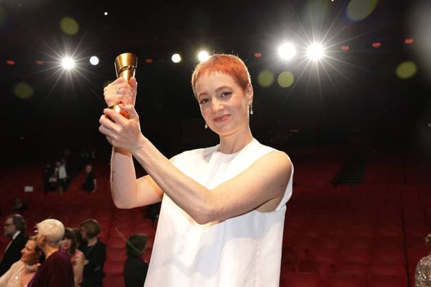 Leonie Benensch, die Gewinnerin mit ihrer Lola Statue bei der Deutscher Filmpreis Verleihung am 9.05.2025 in Berlin Deutscher Filmpreis 2025 in Berlin - Gewinner bei der Aftershowparty
