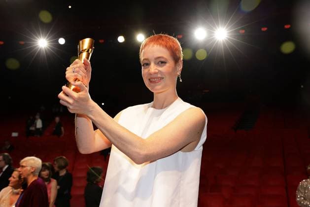 Leonie Benensch, die Gewinnerin mit ihrer Lola Statue bei der Deutscher Filmpreis Verleihung am 9.05.2025 in Berlin Deutscher Filmpreis 2025 in Berlin - Gewinner bei der Aftershowparty
