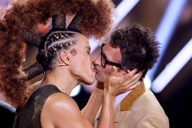 Entertainment Themen der Woche KW19 Juror Jorge Gonzalez und Moderator Daniel Hartwich küssen sich bei der 18. Staffel der RTL-Tanzshow Lets Dance im Coloneum. Köln, 09.05.2025 NRW Deutschland *** Juror Jorge Gonzalez and presenter Daniel Hartwich kiss during the 18th season of the RTL dance show Lets Dance at the Coloneum Cologne, 09 05 2025 NRW Germany Copyright: xChristophxHardtx