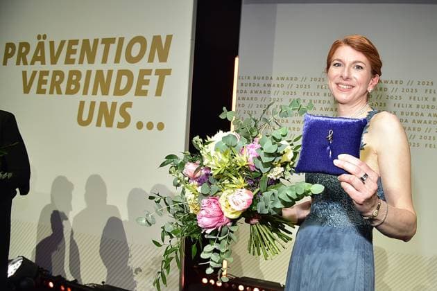 20. FELIX BURDA AWARD 2025 in Berlin Ehrenfelix-Preisträgerin 2025, Esther Meyer, erhielt die Ehrennadel in Form des Original-Handschrift-ã f beim bedeutesten Event Prävention verbindet uns... zum 20. Mal die Felix Burda Awards verliehen. Die Felix Burda Stiftung zeichnet herausragendes Engagement und wegweisende Forschung im Bereich der Darmkrebsprävention aus in Berlin, am 09.05.2025