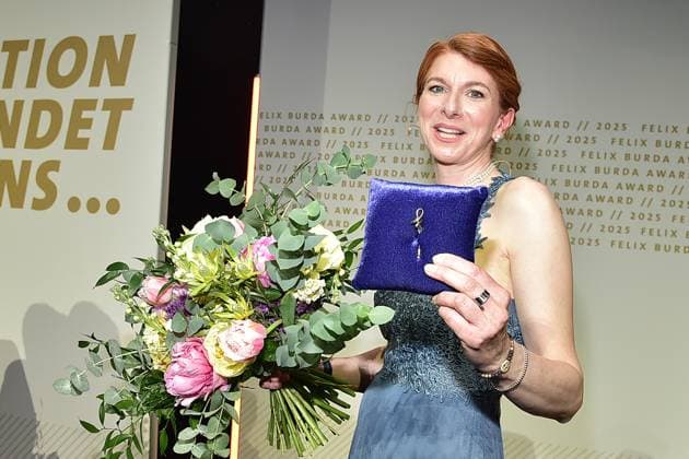 20. FELIX BURDA AWARD 2025 in Berlin Ehrenfelix-Preisträgerin 2025, Esther Meyer, erhielt die Ehrennadel in Form des Original-Handschrift-ã f beim bedeutesten Event Prävention verbindet uns... zum 20. Mal die Felix Burda Awards verliehen. Die Felix Burda Stiftung zeichnet herausragendes Engagement und wegweisende Forschung im Bereich der Darmkrebsprävention aus in Berlin, am 09.05.2025