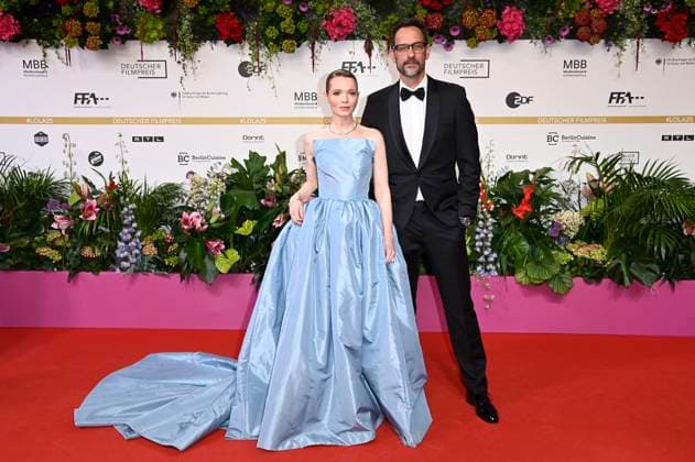 Bilder des Jahres 2025, Entertainment 05 Mai Entertainment Themen der Woche KW19 Karoline Herfurth mit Ehemann Christopher Doll bei der 75. Verleihung des Deutschen Filmpreises 2025 im Theater am Potsdamer Platz. Berlin, 09.05.2025 *** Karoline Herfurth with husband Christopher Doll at the 75th German Film Award 2025 ceremony at the Theater am Potsdamer Platz Berlin, 09 05 2025 Foto:xF.xKernx xFuturexImagex filmpreis_5535