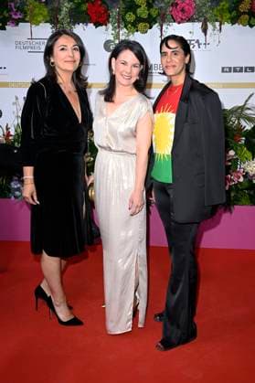 Düzen Tekkal, Annalena Baerbock und Tuna Tekkal bei der 75. Verleihung des Deutschen Filmpreises 2025 im Theater am Potsdamer Platz. Berlin, 09.05.2025