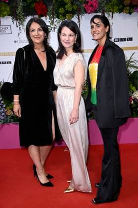Düzen Tekkal, Annalena Baerbock und Tuna Tekkal bei der 75. Verleihung des Deutschen Filmpreises 2025 im Theater am Potsdamer Platz. Berlin, 09.05.2025