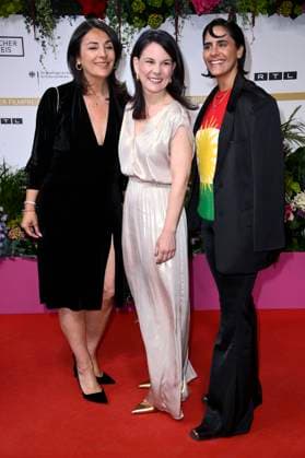 Düzen Tekkal, Annalena Baerbock und Tuna Tekkal bei der 75. Verleihung des Deutschen Filmpreises 2025 im Theater am Potsdamer Platz. Berlin, 09.05.2025