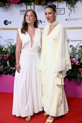 Sonja Gerhardt und Janina Uhse bei der 75. Verleihung des Deutschen Filmpreises 2025 im Theater am Potsdamer Platz. Berlin, 09.05.2025