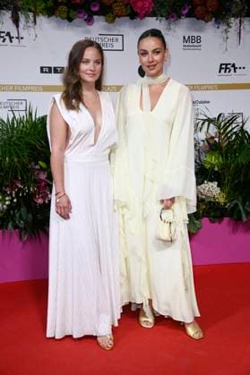 Sonja Gerhardt und Janina Uhse bei der 75. Verleihung des Deutschen Filmpreises 2025 im Theater am Potsdamer Platz. Berlin, 09.05.2025