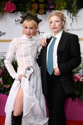 Alli Neumann und Luisa-Celine Gaffron bei der 75. Verleihung des Deutschen Filmpreises 2025 im Theater am Potsdamer Platz. Berlin, 09.05.2025