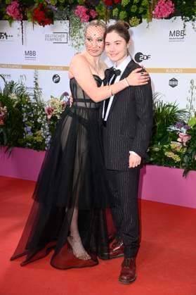 Helena Zengel und Hannah Schiller bei der 75. Verleihung des Deutschen Filmpreises 2025 im Theater am Potsdamer Platz. Berlin, 09.05.2025