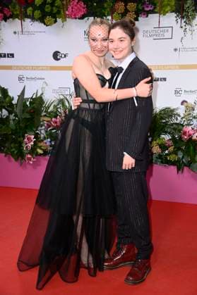 Helena Zengel und Hannah Schiller bei der 75. Verleihung des Deutschen Filmpreises 2025 im Theater am Potsdamer Platz. Berlin, 09.05.2025