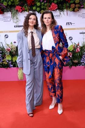 09.05.2025, Seyneb Saleh und Karin Hanczewski bei der 75. Verleihung Deutscher Filmpreis, 2025, in Berlin, Roter Teppich, Berlin Deutschland, Germany
