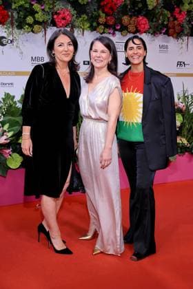 09.05.2025, Düzen Tekkal, AnnaLena Baerbock und Tuna Tekkal bei der 75. Verleihung Deutscher Filmpreis, 2025, in Berlin, Roter Teppich, Berlin Deutschland, Germany