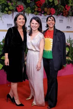 09.05.2025, Düzen Tekkal, AnnaLena Baerbock und Tuna Tekkal bei der 75. Verleihung Deutscher Filmpreis, 2025, in Berlin, Roter Teppich, Berlin Deutschland, Germany