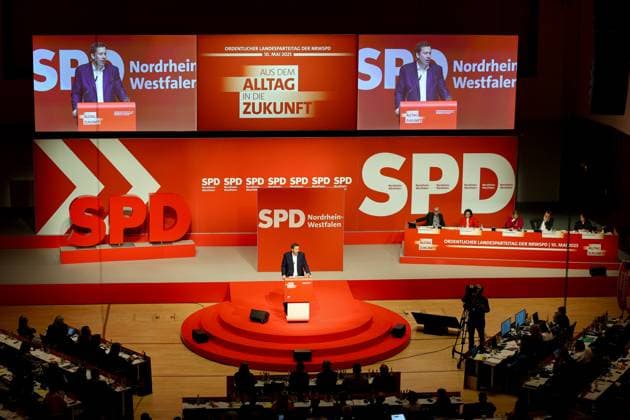 News Themen der Woche KW19 News Bilder des Tages 10.05.2025, xsefx, Rede des Vizekanzlers und Finanzministers Lars Klingbeil auf dem Landsparteitag der NRWSPD 2025 in der Mercatorhalle in Duisburg mit dem Motto - Aus dem Alltag in die Zukunft Nordrhein-Westfalen Deutschland *** 10 05 2025, xsefx, Speech by Vice-Chancellor and Finance Minister Lars Klingbeil at the NRWSPD 2025 state party conference in the Mercatorhalle in Duisburg with the motto From everyday life to the future North Rhine-Westphalia Germany