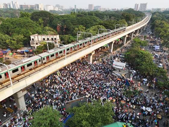 News Themen der Woche KW19 News Bilder des Tages May 10, 2025, Dhaka, Wari, Bangladesh: Protesters block a main road in the Shahabag area, demanding a ban on the ousted Sheikh Hasina s party, the Awami League, in Dhaka, Bangladesh, on May 10, 2025. Dhaka Bangladesh - ZUMAr336 20250510_zip_r336_015 Copyright: xHabiburxRahmanx
