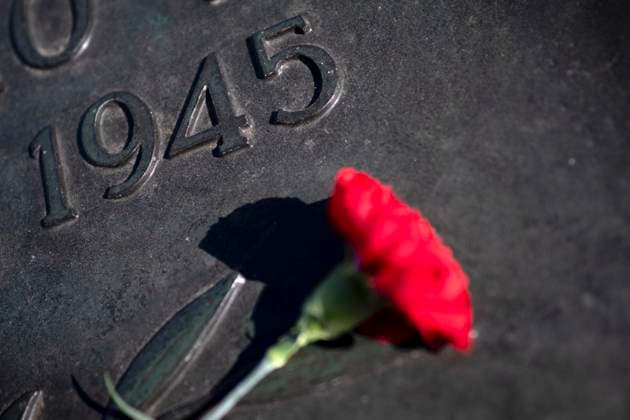 8.Mai Tag der Befreiung DEU, Deutschland, Germany, Berlin, 08.05.2025 Rote Nelke neben Gedenkstein mit Inschrift 1945 vor dem Sowjetischen Denkmal Tiergarten im Gedenken am 80. Jahrestag zum Tag der Befreiung am 08. Mai bzw. 09. Mai in Berlin Deutschland . Aufgrung vom Krieg zwischen der Ukraine und Russland fand die Ehrung ohne russische Beteiligung statt sowie russische und sowjetische Fahnen und Zeichen waren verboten. In der ganzen Stadt finden Veranstaltungen zum Gedenken an die Kapitulation Nazi-Deutschlands im Jahr 1945 zu Ehren der im Zweiten Weltkrieg gefallenen Soldaten der Roten Armee statt en: Red carnation next to memorial stone with inscription 1945 in front of the Soviet Memorial Tiergarten in commemoration of the 80th annive