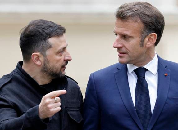 News Themen der Woche KW19 News Bilder des Tages Merz Macron Starmer and Tusk in Kiev for Ukraine Ceasefire Talk Ukranian President Voloydmyr Zelensky (L) speaks with French President Emmanuel Macron in the grounds of the Mariynsky Palace in Kyiv on May 10, 2025, at a meeting of European leaders in the Ukranian capital. The leaders of France, Britain, Germany and Poland agreed on May 10, 2025 to call on Russia to accept a 30-day unconditional ceasefire starting Monday, Kyiv said. Photo by Ludovic Marin Pool ABACAPRESS.COM Kyiv Ukraine  Copyright: xMarinxLudovic Pool ABACAx