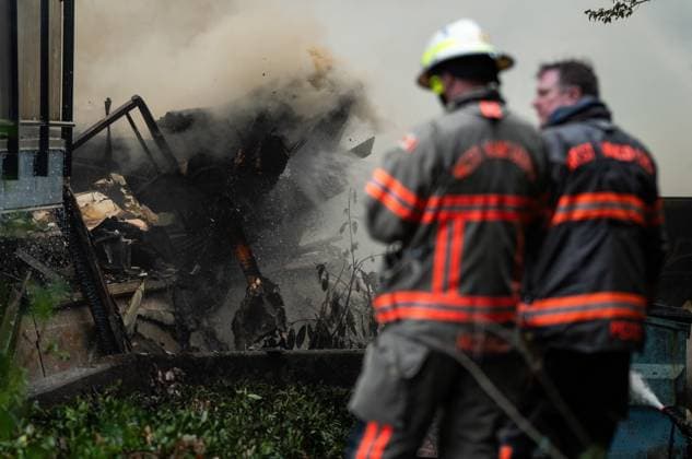 News Bilder des Tages May 10, 2025, North Vancouver, Bc, CANADA: Debris is sprayed by the North Vancouver Fire Department as they fight a fire at Silverlynn Apartments, a three-storey seniors housing complex, in North Vancouver, B.C., Saturday, May 10, 2025. North Vancouver CANADA - ZUMAc35_ 20250510_zaf_c35_032 Copyright: xEthanxCairnsx
