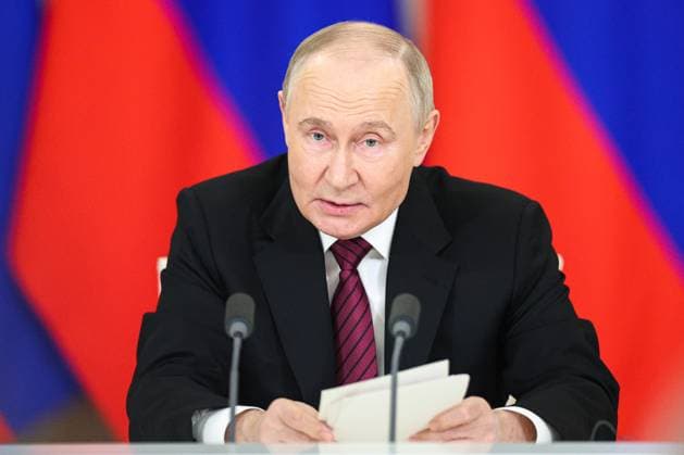 News Themen der Woche KW19 News Bilder des Tages RUSSIA, MOSCOW - MAY 11, 2025: Vladimir Putin, President of Russia, makes press statements at the Moscow Kremlin. Sofya Sandurskaya TASS  80532002
