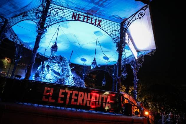 Entertainment Themen der Woche KW19 May 10, 2025, Buenos Aires, Buenos Aires, Argentina: Thousands of fans gathered for a reenactment of the series final of The Eternauta...Netflix held an event in Buenos Aires to celebrate the success of the streaming platform s series based on the comic book by Ho ctor GermoÂ¡n Oesterheld. Buenos Aires Argentina - ZUMAt163 20250510_zsp_t163_020 Copyright: xRobertoxTuerox
