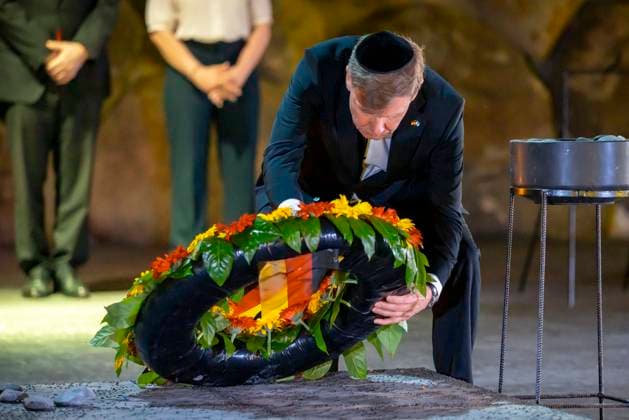 News Themen der Woche KW19 News Bilder des Tages Johann Wadephul (CDU), Bundesaussenminister, reist nach Israel und in die Palaestinensischen Gebiete. Beim Besuch der Gedenkstaette Yad Vashem legt er in der Halle der Erinnerung einen Kranz nieder und entzuendet eine Flamme. Jerusalem, 11.05.2025. Fotografiert im Auftrag des Auswaertigen Amtes Jerusalem Israel *** Johann Wadephul CDU , Federal Foreign Minister, travels to Israel and the Palestinian territories During his visit to the Yad Vashem memorial he lays a wreath in the Hall of Remembrance and lights a flame Jerusalem, 11 05 2025 Photographed on behalf of the Federal Foreign Office Jerusalem Israel Copyright: xThomasxImo AAx