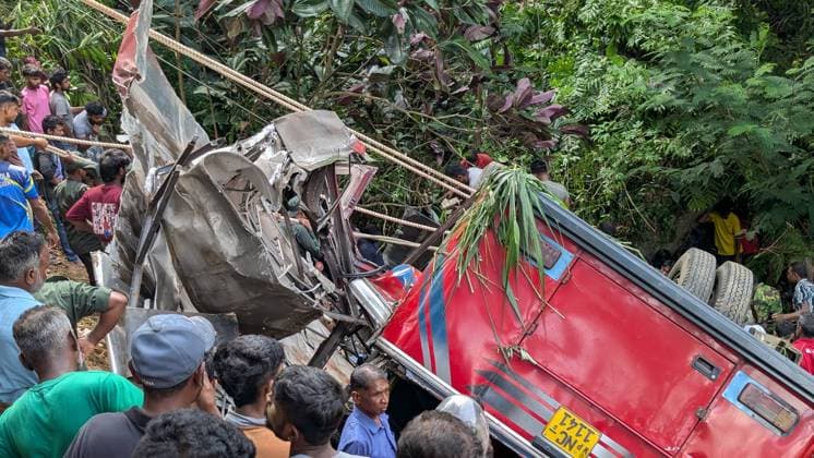 News Themen der Woche KW19 News Bilder des Tages Sri Lanka, Busunglück in Kotmale (250511) -- KOTMALE, May 11, 2025 -- This photo taken on May 11, 2025 shows a bus accident scene in Kotmale, Sri Lanka. The death toll has risen to 15 with over 20 others being injured when a bus plunged off a cliff in Kotmale, located in Sri Lanka s Central Province on Sunday morning, police said. The injured have been admitted to regional hospitals for treatment, and an investigation into the cause of the accident has been launched, police said. (Photo by Xinhua) (SpotNews)SRI LANKA-KOTMALE-BUS-ACCIDENT GayanxSameera 