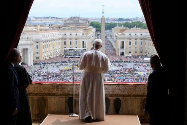 News Themen der Woche KW19 News Bilder des Tages May 11, 2025, Vatican City, VATICAN CITY STATE: Pope Leo XIV leads the Regina Coeli prayer from the central loggia of Saint Peter s Basilica at the Vatican City, 11 May 2025..ANSA VATICAN MEDIA. NPK +++ .(Caeli, preghiera, Papa Leone, San Pietro, Vaticano, fedeli) Vatican City VATICAN CITY STATE  - ZUMAa110 20250511_zaf_a110_015 Copyright: xVaticanxMediax