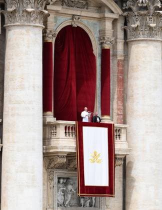 May 11, 2025, Vatican City: Newly elected Pope Leo XIV, Cardinal Robert Francis Prevost from the USA, blesses the faithful during the Regina Coeli prayer from the central loggia of Saint Peter s Basilica, Vatican City, 11 May 2025. ?NSA ETTORE FERRARI (papa, Leone, San Pietro, Vaticano, Caeli) Vatican City  - ZUMAa110 20250511_zaf_a110_022 Copyright: xEttorexFerrarix