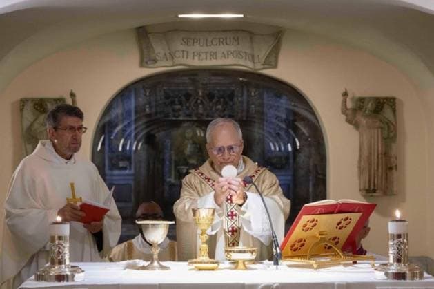 Vatikan, Papst Leo XIV. hält Messe am Grab des Heiligen Petrus ab May 11, 2025, Vatican City, VATICAN CITY STATE: A handout picture provided by the Vatican Media shows Pope Leo XIV celebrating Mass in the Vatican Grottoes, on the altar near the tomb of Saint Peter, in Vatican City, 11 May 2025. At the end of the Mass, the pontiff paused in prayer at the tombs of his predecessors and in front of the Niche of the Pallia..ANSA VATICAN MEDIA. NPK Vatican City VATICAN CITY STATE  - ZUMAa110 20250511_zaf_a110_034 Copyright: xAnsax xVaticanxMediax