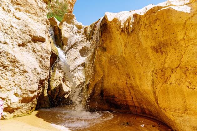 Creative Highlights World Großer Wasserfall im Flusstal Oued in der Bergoase Tamerza, Tunesien *** Big Waterfall at River valley Oued in the Mountain oasis Tamerza, Tunisia