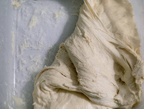 Frischer Hefeteig Nahaufnahme Fresh yeast dough close up. Homemade bread preparation process. Raw bread dough texture elastic structure of rising dough. (License=RF) Copyright: xZoonar.com NATASHAxBREENx 23381691