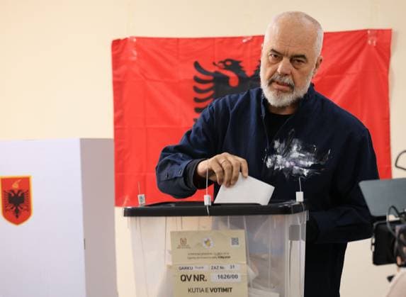 News Themen der Woche KW19 News Bilder des Tages Albania Parliamentary Elections 2025, Tirana, Albania on May 11, 2025. Albanian Prime Minister Edi Rama casts hIs ballot at a voting station in Tirana on May 11, 2025, during Albania s parliamentary election. Albania holds general parliamentary elections in which the ruling Socialist Party of Prime Minister Edi Rama seeks an unprecedented fourth consecutive mandate against a fractured opposition. TIRANE ALBANIA Copyright: xADNANxBECIx