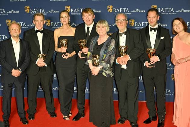Entertainment Themen der Woche KW19 Entertainment Bilder des Tages BAFTA TV Awards, Winners, London, UK, 11 May 2025. London, UK, 11 May 2025. Toby Jones, Patrick Spence, Natasha Bondy, James Strong, Gwyneth Hughes, Chris Clough, a guest and Monica Dolan pose inside the Winners Room with the Limited Drama Award for Mr Bates vs The Post Office on the Winners Carpet at the BAFTA Television Awards with P&O Cruises at the Royal Festival Hall, London, UK., Credit:Lee Floyd Avalon UK, London, Royal Festival Hall  Copyright: xLeexFloydx xAvalonx 0998024391