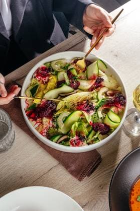 girl eating salad in restaurant. zucchini salad R_KUAL250507A-1703391-01