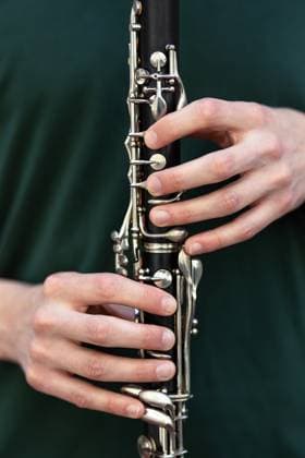 close-up of a man s hands playing the clarinet against a green shirt Philadelphia, Pennsylvania, United States R_PUNF250507-1722825-01 ,model released, Symbolfoto