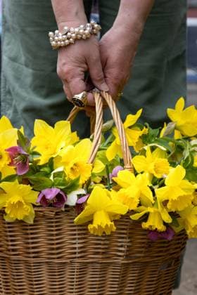 Walking with Basket of Flowers in Green Linen Pants Canada, British Columbia, Kelowna R_PESF250507B-1717526-01 ,model released, Symbolfoto