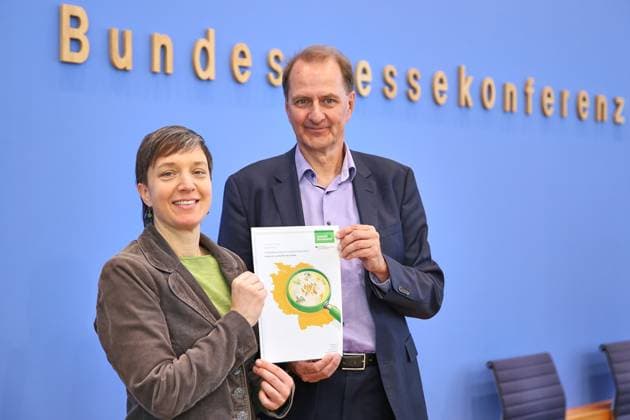 News Themen der Woche KW20 Berlin, Deutschland, 12.05.2025: Bundespressekonferenz: Vorstellung der Studie Umweltbewusstsein in Deutschland 2024 : Angelika Gellrich, Fachbegleitung der Umweltbewusstseinsstudie, UBA und Dirk Messner, Präsident des Umweltbundesamtes (UBA) *** Berlin, Germany, 12 05 2025 Federal Press Conference Presentation of the Environmental Awareness Study in Germany 2024 Angelika Gellrich, Expert Advisor to the Environmental Awareness Study, UBA and Dirk Messner, President of the Federal Environment Agency UBA Copyright: xdtsxNachrichtenagenturx dts_66505