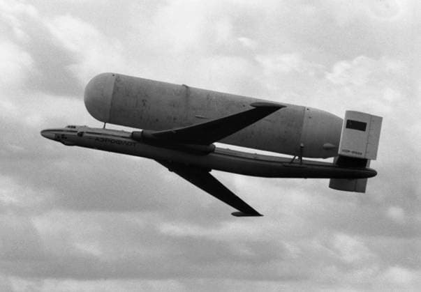 Archivbilder der Woche KW20 Moscow, USSR. A heavy transport aircraft VM-T Atlant of the Myasishchev Experimental Design Bureau carries the central unit of the Energia launch vehicle on an external suspension as part of an air show at the Tushino airfield during the USSR Air Fleet Day celebrations. Roman Denisov, Alexander Shogin TASS  32514681