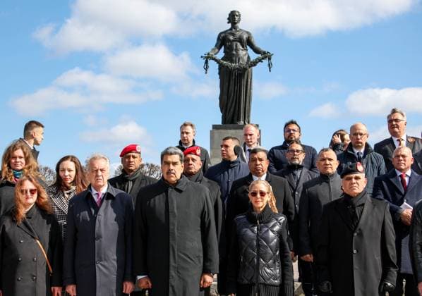 RUSSIA, ST PETERSBURG - MAY 10, 2025: Yevgeny Grigoryev (2nd L front), Chairman of the Committee for External Relations, St Petersburg City Administration, Nicolas Maduro (C), President of Venezuela, and his wife Cilia Flores (2nd R front) attend a ceremony to lay wreaths at the Mat-Rodina Motherland monument at the Piskaryovskoye Memorial Cemetery St Petersburg Russia  - ZUMAt113 20250510_zaa_t113_048 Copyright: xPeterxKovalevx