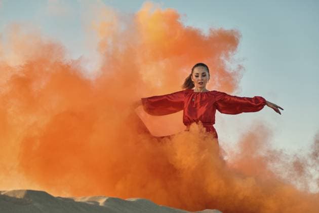 Creative Highlight Symbolbilder Frau in rotem Kleid tanzt in der Wüste vor blauem Himmel Woman in red dress dancing in the desert at blue sky Copyright: imageBROKER SergeyxNepsha ibxiqx13094731.jpg ,model released, Symbolfoto ,property released
