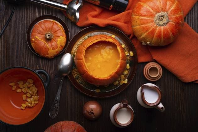 Gebackene Kürbiscreme Coup serviert in Kürbis mit Mais. serviert auf hölzernen braunen Tisch mit reifen orange Kürbisse flach legen. gesundes Leben Konzept Baked pumpkin cream coup served in pumpkin with corn. served at wooden brown table with ripe orange pumkins. flat lay. healthy life concept Copyright: imageBROKER NataliexANAKONDAxAle ibxiqx13121774.jpg ,model released, Symbolfoto ,property released
