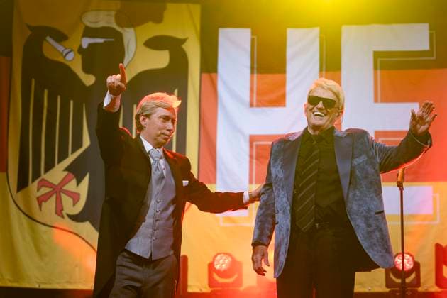 Volksmusik-Star Heino - bürgerlich: Heinz Georg Kramm - startet seine Made in Germany - Solotour live in der ausverkauften Börse Coswig Sachsen. Mit auf der Bühne steht sein Manager Helmut Werner (li.).