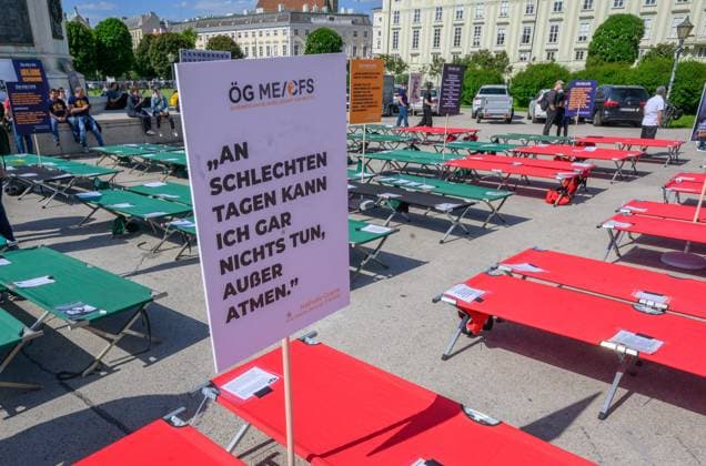 Âphotonews.at - Wien, 12.05.2025. Die Myalgische Enzephalomyelitis¯ ¯das Chronische Fatigue Syndrom ist eine schwere neuroimmunologische Erkrankung, die oft zu einem hohen Grad koerperlicher Behinderung fuehrt. Weltweit sind etwa 17 Mio. Menschen betroffen. In Deutschland wurde die Zahl ME CFS-Betroffener vor der COVID-19-Pandemie auf etwa 250.000 geschaetzt, darunter 40.000 Kinder und Jugendliche, in Osterreich auf 66.000. Die ME CFS-Forschung leidet unter geringer Finanzierung und auch unter mangelnder Forschungsqualität. - Die Oesterreichische Gesellschaft fuer ME CFS fordert am ME CFS-Tag bessere Medizinische Versorgung, Soziale Absicherung und ein Mehr an Forschung. PHOTO: An manchen Tagen kann ich nichts anderes tun ausser atm 