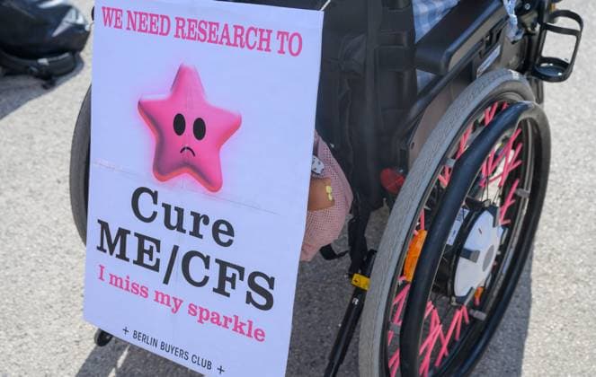 Âphotonews.at - Wien, 12.05.2025. Die Myalgische Enzephalomyelitis¯ ¯das Chronische Fatigue Syndrom ist eine schwere neuroimmunologische Erkrankung, die oft zu einem hohen Grad koerperlicher Behinderung fuehrt. Weltweit sind etwa 17 Mio. Menschen betroffen. In Deutschland wurde die Zahl ME CFS-Betroffener vor der COVID-19-Pandemie auf etwa 250.000 geschaetzt, darunter 40.000 Kinder und Jugendliche, in Osterreich auf 66.000. Die ME CFS-Forschung leidet unter geringer Finanzierung und auch unter mangelnder Forschungsqualität. - Die Oesterreichische Gesellschaft fuer ME CFS fordert am ME CFS-Tag bessere Medizinische Versorgung, Soziale Absicherung und ein Mehr an Forschung. PHOTO: Ein Aufruf zu einem Mehr an Forschung zu ME CFS Myalg 