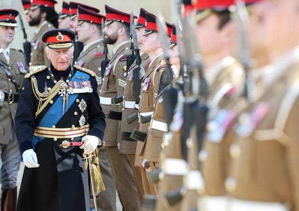 Entertainment Themen der Woche KW20 The King, Colonel In Chief, The Household Cavalry, And The Princess Royal, Colonel The Blues And Royals, Will Attend The Presentation Of New Standards, Windsor Castle WINDSOR, ENGLAND - MAY 12: King Charles III inspects military personnel during the presentation of the New Standards at Windsor Castle on May 12, 2025 in Windsor, England. The King, accompanied by The Princess Royal, will attend the Household Cavalry s New Standards Parade at Windsor Castle on Monday, 12th May. The Standards, deeply symbolic of the Squadrons heritage and achievements, are held in the highest esteem., Credit:Chris Jackson Avalon United Kingdom, England, Windsor, Windsor Castle  Copyright: xChrisxJacksonx xAvalonx 0998292091