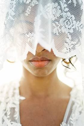 Creative Highlight Symbolbilder Das Gesicht einer Frau in einem weißen Kleid ist halb durch einen Schleier verdeckt Face of a woman in a white dress is half hidden by a veil. Copyright: imageBROKER VolodymyrxNadtochii ibxiqx13176535.jpg ,model released, Symbolfoto ,property released