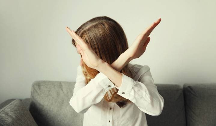 IMAGO Creative, Gesellschaft, Leisure Sickness Frau zeigt mit Handfläche Stopp-, Nein- oder Genug-Zeichen, Geste der Ablehnung, häusliche Gewalt Frau zeigt mit Handfläche Stopp-, Nein- oder Genug-Zeichen, Geste der Ablehnung, häusliche Gewalt (License=RF) ,model released, Symbolfoto Copyright: xZoonar.com VeronikaxKornevax 23381800 ,model released, Symbolfoto ,property released