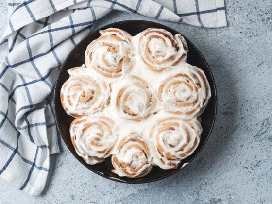Idee und Rezept Gebäck perfekte Zimtschnecken mit Belag, Draufsicht in der Pfanne. Vegane schwedische Zimtschnecken Kanelbullar mit Kürbisgewürz, Belag veganer Frischkäse.flat lay. Kopierraum für Text Idea and recipe pastries - perfect cinnamon rolls with topping, top view in skillet. Vegan swedish cinnamon buns Kanelbullar with pumpkin spice, topping vegan cream cheese.Flat lay. Copy space for text Copyright: imageBROKER OlgaxSergeeva ibxiqx13220699.jpg