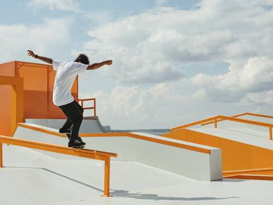 Creative Highlight Symbolbilder Latino Junge macht Skateboard Trick auf Schiene in Skatepark. Profi Sportler Grind auf Skateboard in Outdoor Park. Gesichtsloser unerkennbarer junger Latinoskater macht Manual Grind Trick auf Skateboard Latino Boy doing skateboard trick on rail in skatepark. Professional sportsman grinding on skateboard in outdoor park. Faceless unrecognizable young Latin skater doing Manual Grind trick on skate Copyright: imageBROKER OlgaxSergeeva ibxiqx13221343.jpg ,model released, Symbolfoto ,property released